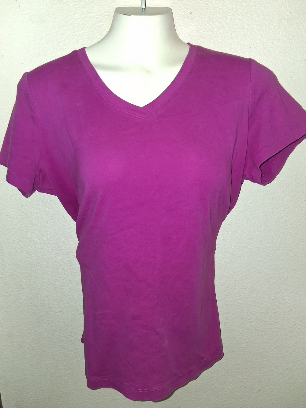 Classic Women's V-Neck Tee in Magenta Sz L